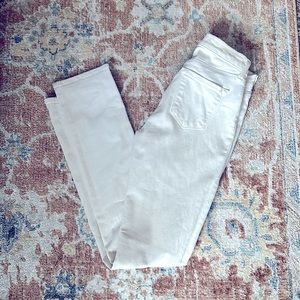 White jeans, skinny, midsize…  perfect for spring/summer! Great condition